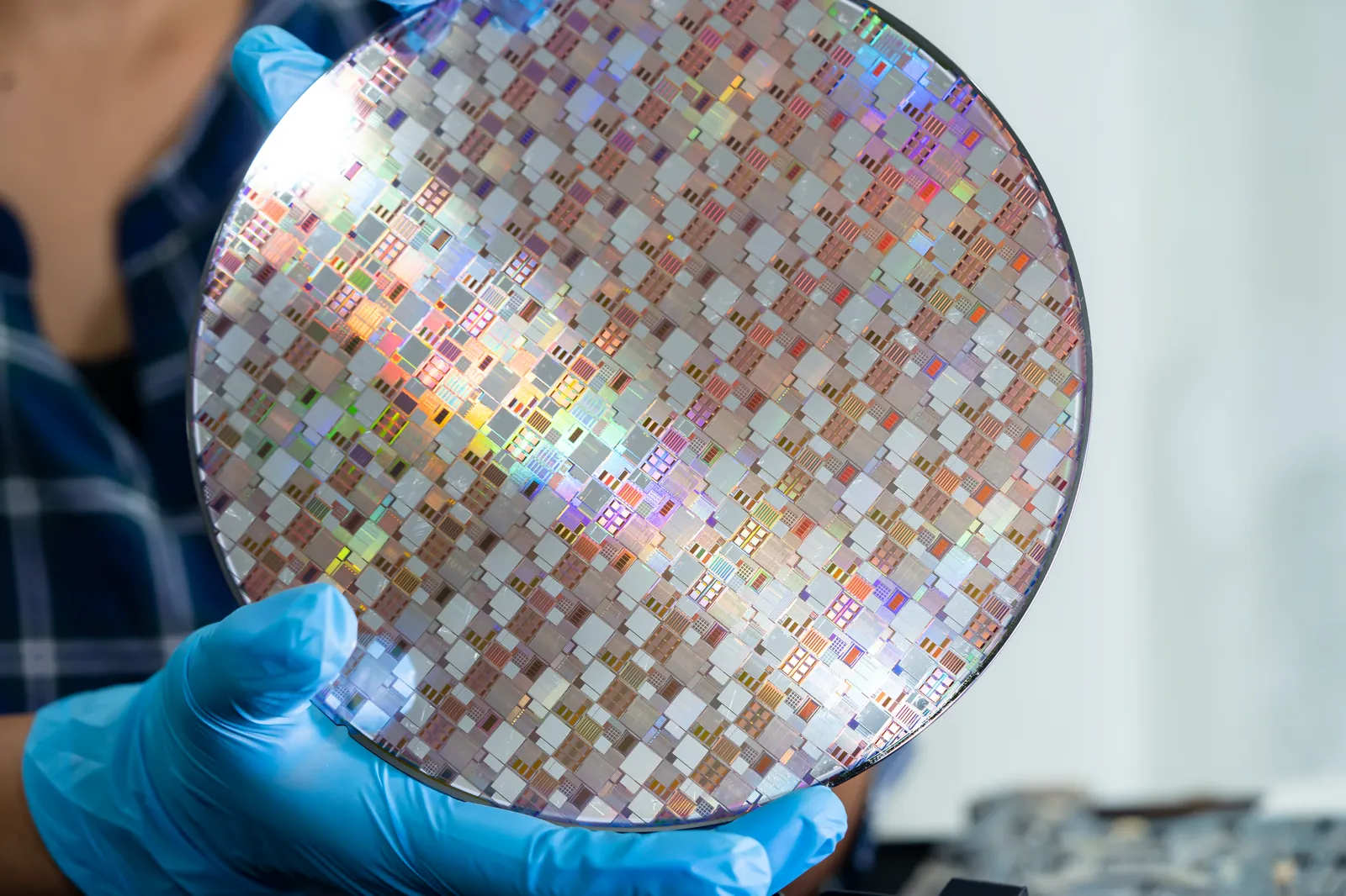 Silicon wafer used in semiconductor and solar cell manufacturing